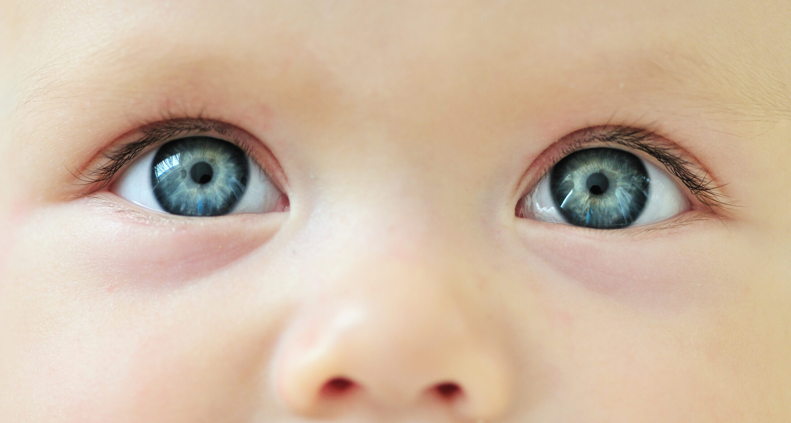 Ребенок не видит в дали. Детские глаза. Глаза младенца. Серо голубые глаза у ребенка. Серо-карие глаза у ребенка.